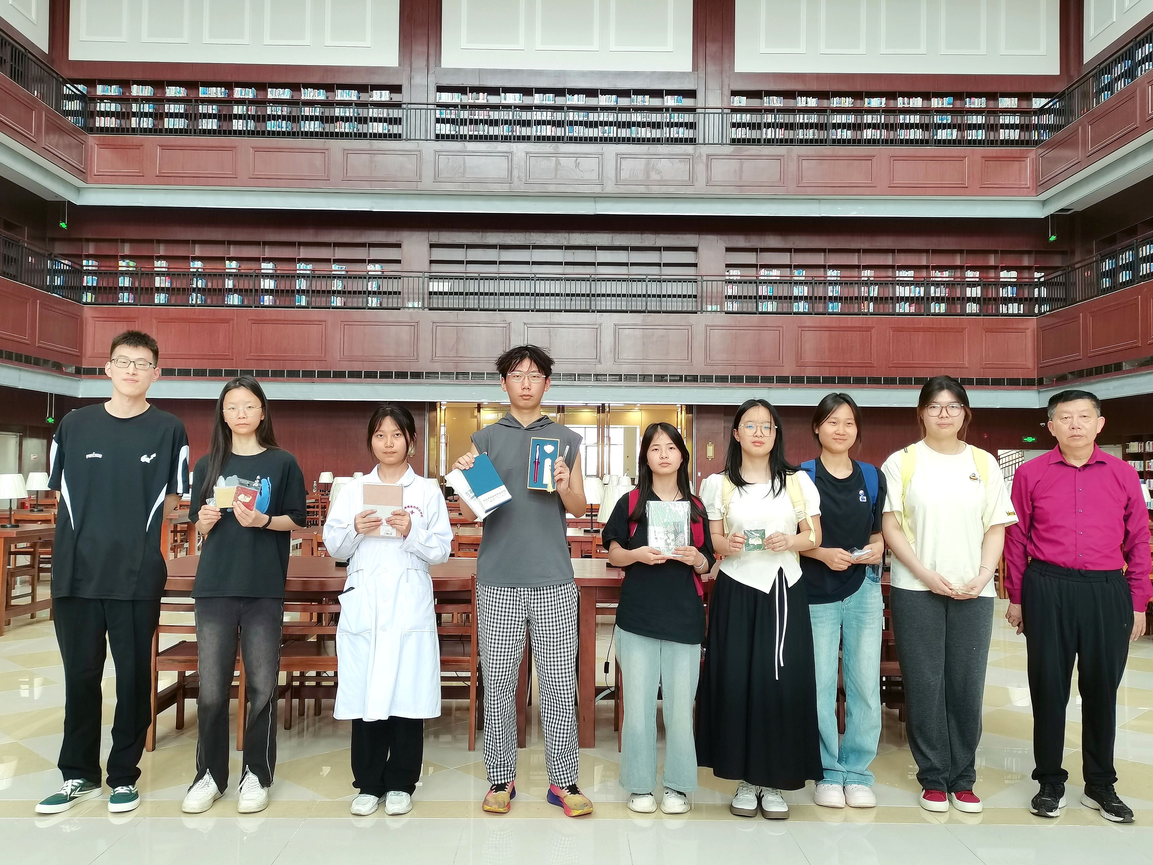 美珈图书馆书海寻宝活动圆满落幕